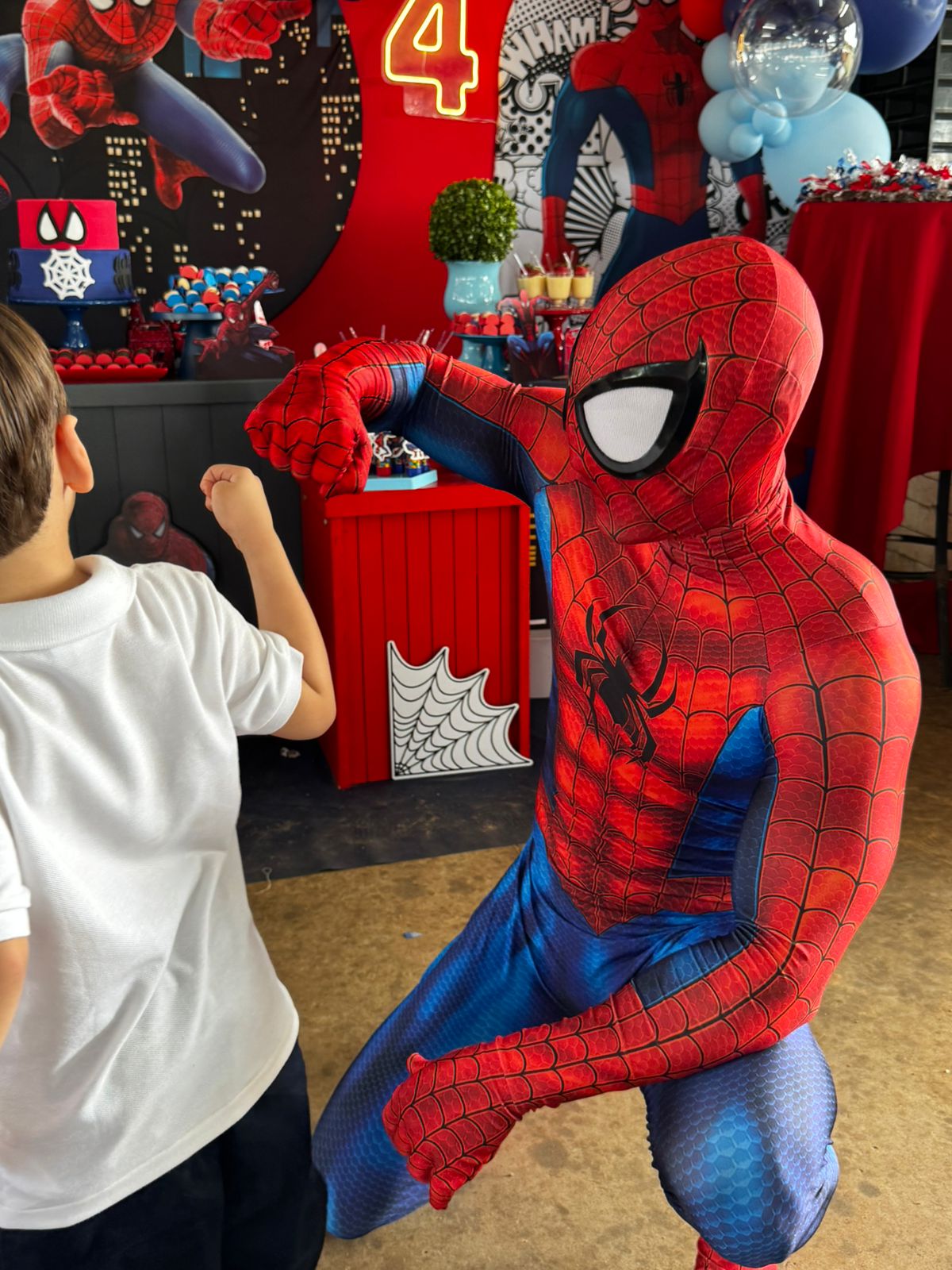 Personagem do universo Homem-Aranha com convidados