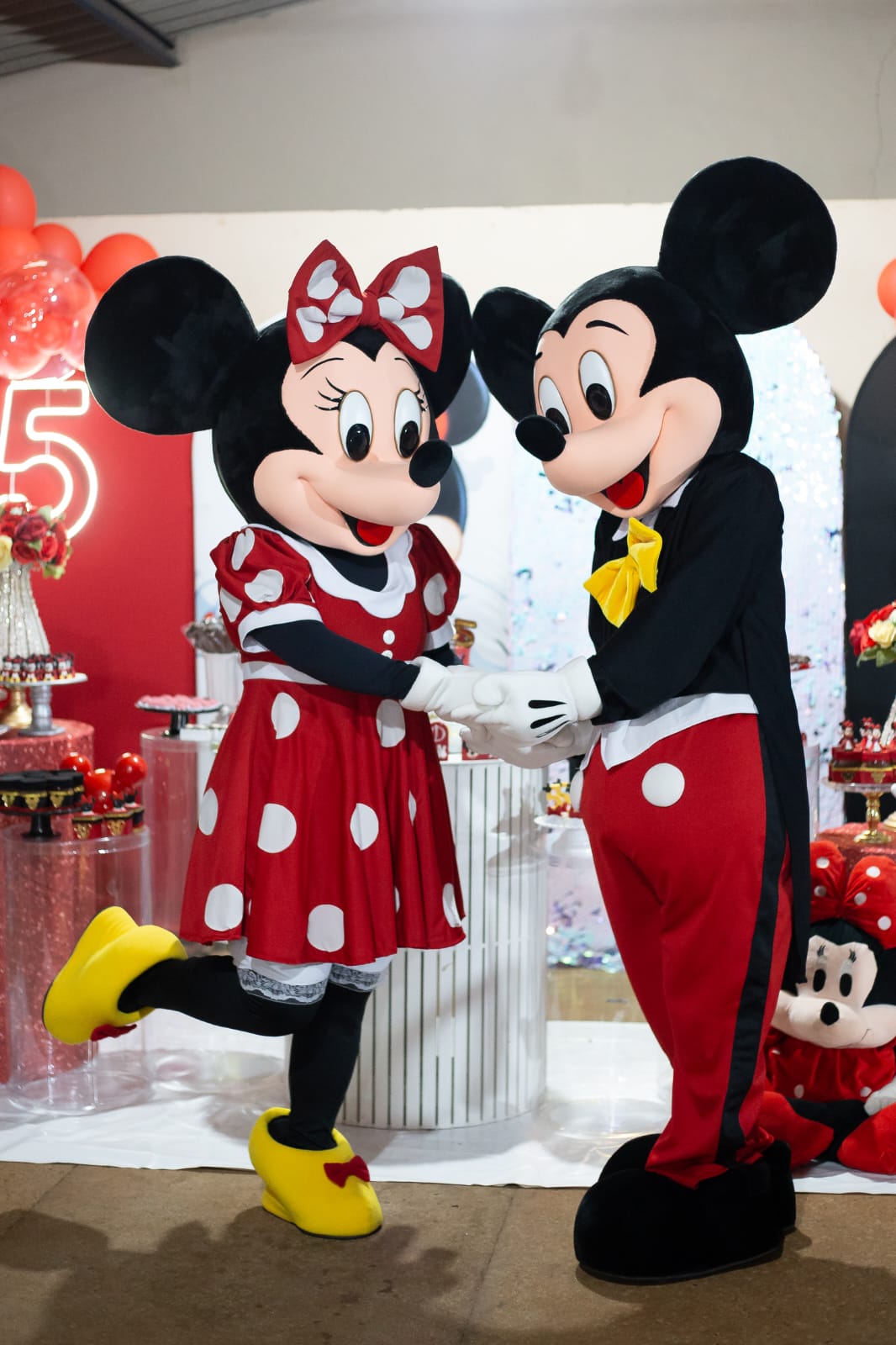 Mickey e Minnie em animação da Realize