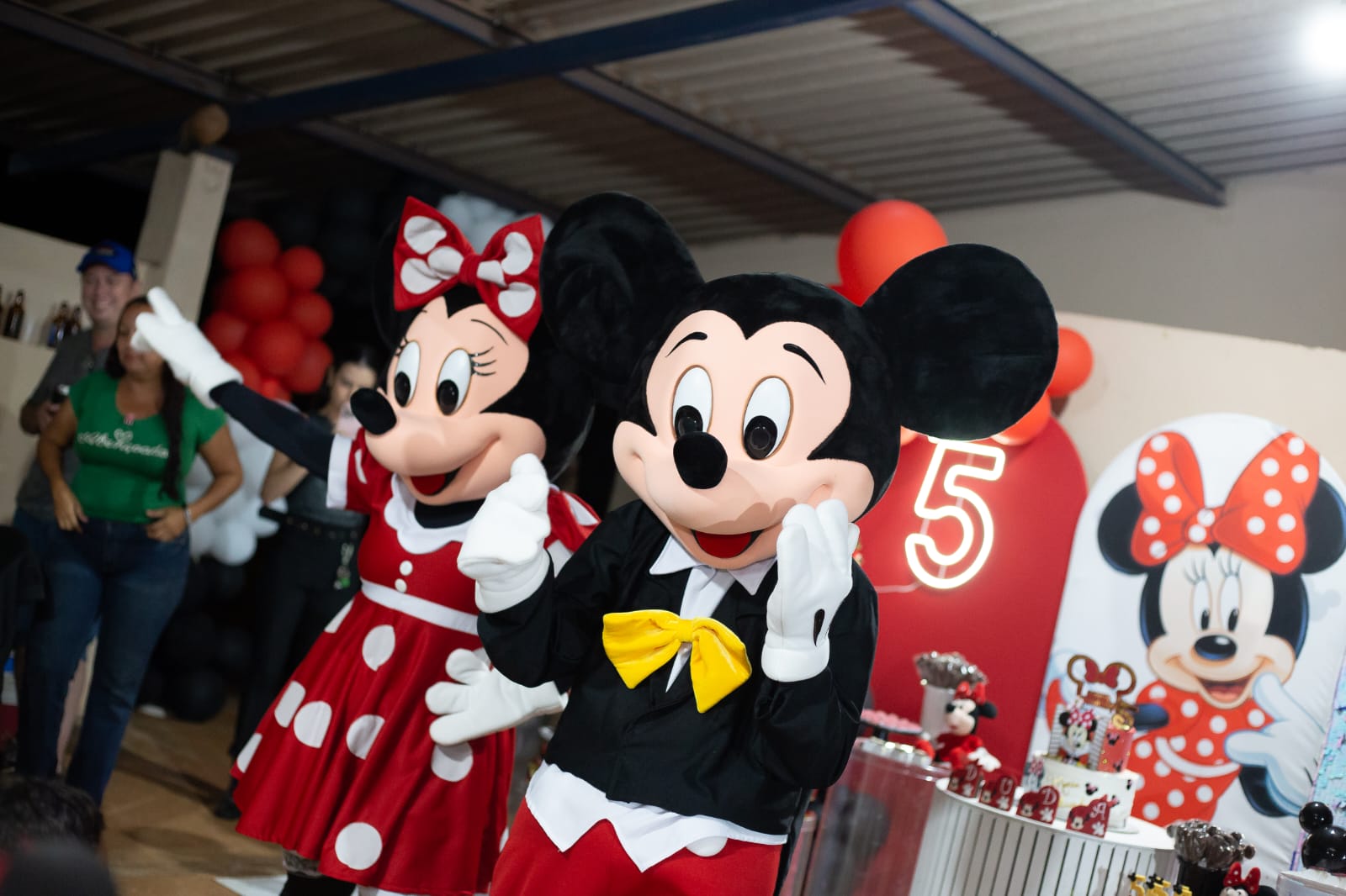 Mickey e Minnie com convidados