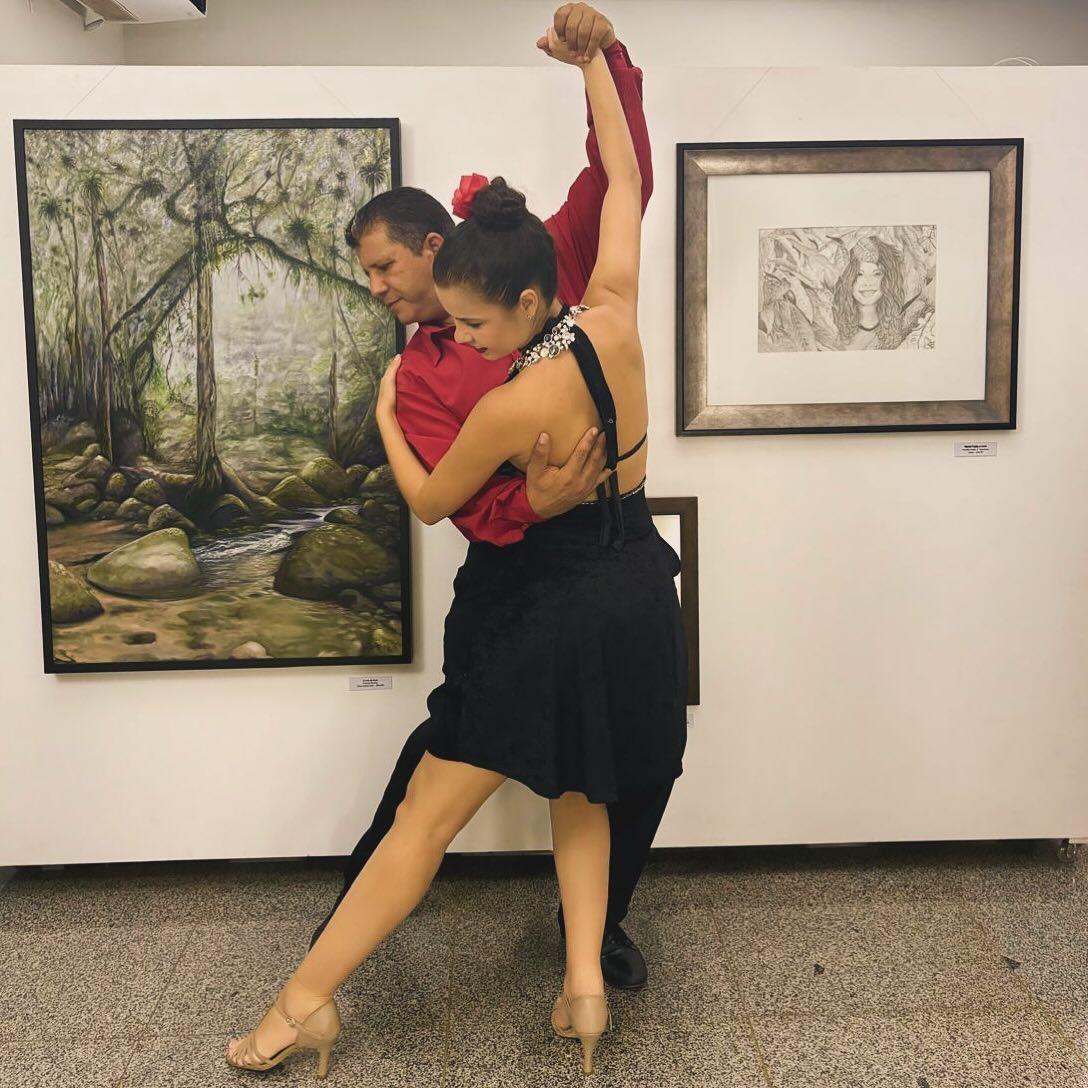 Casal em apresentação do Tango Rio Preto